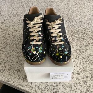 I’m selling a pair of Maison Margiela shoes in blk for men
